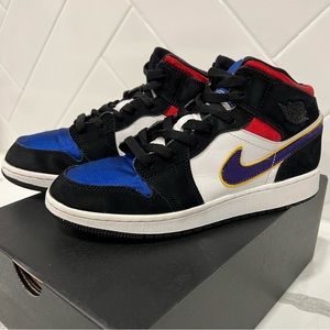 Air Jordan 1 Mid SE GS Rival YOUTH Sneakers Boys
$60 - Size: 5 (Big Boy)